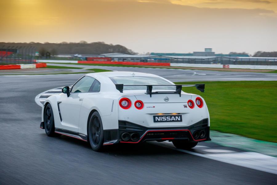  Nissan GT-R Nismo 2017 года  (UK) (фото 7 из 21)